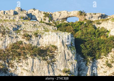 Aufstieg zu den Bögen von Llanero (Augen des Teufels), Pico Candina, Sonabia, Castro Urdiales, Kantabrien, Spanien Stockfoto