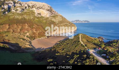 Aufstieg zu den Bögen von Llanero (Augen des Teufels), Pico Candina, Sonabia, Castro Urdiales, Kantabrien, Spanien Stockfoto