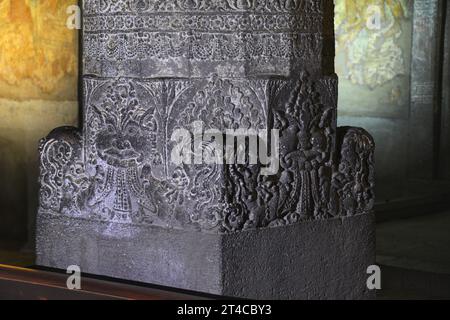 Höhle Nr. 1. Eine Säule in der Haupthalle zeigt Kirtimukha. Ajanta Caves, Aurangabad, Maharashtra, Indien Stockfoto