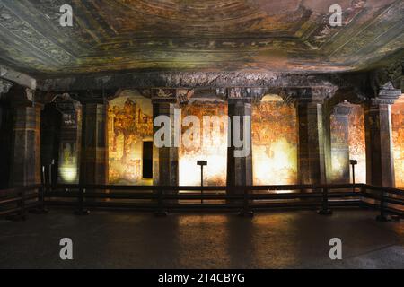 Höhle Nr. 2. Jataka-Gemälde an der linken Wand. Ajanta Caves, Aurangabad, Maharashtra, Indien Stockfoto