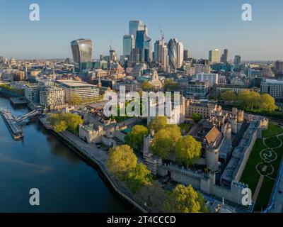 Blick auf den Tower of London aus der Vogelperspektive mit der modernen Stadt hinter der historischen Touristenattraktion an der Themse. Skyline des Bankwesens Stockfoto