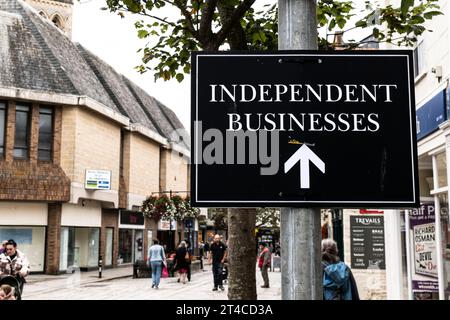 Ein Schild für unabhängige Unternehmen in der King Street im Stadtzentrum von Truro in Cornwall, Großbritannien. Stockfoto