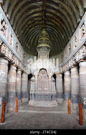 Höhle Nr. 19. Chaitya zeigt Stupa mit dreifachem Schirm im Schiff. Ajanta Caves, Aurangabad, Maharashtra, Indien Stockfoto