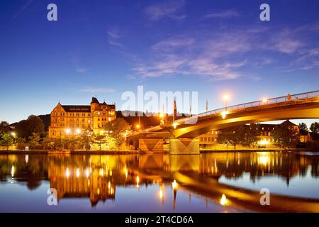 Die Mosel am Abend mit der Brücke von Bernkastel nach Kues, Deutschland, Rheinland-Pfalz, Bernkastel-Kues Stockfoto