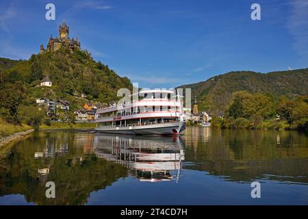 Fahrgastschiff auf der Mosel mit der Kaiserburg Cochem, Deutschland, Rheinland-Pfalz, Cochem Stockfoto