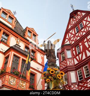 St. Michaels Brunnen mit Rathaus und Giebelfachwerkhaus auf dem mittelalterlichen Marktplatz, Deutschland, Rheinland-Pfalz, Bernkastel-Kues Stockfoto