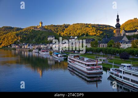 Ausflugsboote vor Cochem an der Mosel, Reichsburg im Hintergrund, Deutschland, Rheinland-Pfalz, Cochem Stockfoto