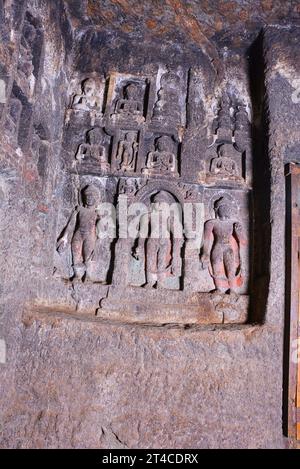 Ghatotkacha Vihara: Intrusive Buddha-Bilder in der Nische, in der Nähe des Schreins. Ajanta Caves, Aurangabad, Maharashtra, Indien Stockfoto