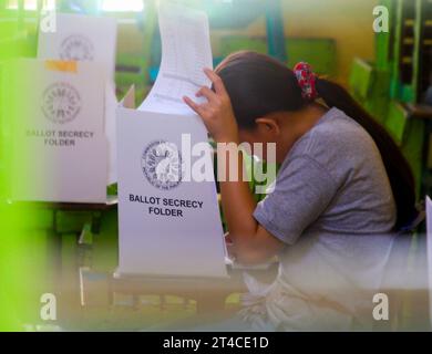 Quezon City, Philippinen. 30. Oktober 2023. Die Wahlen in Barangay und Sangguniang Kabataan auf den Philippinen sind für heute, den 30. Oktober 2023, angesetzt. Der Barangay ist die kleinste Verwaltungseinheit des Landes. Heute gehen die Filipinos in verschiedene Wahlbezirke, um ihre ausgewählten Kandidaten zu wählen. (Foto von EDD Castro/Pacific Press) Credit: Pacific Press Media Production Corp./Alamy Live News Stockfoto