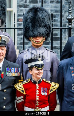 London, Großbritannien. 30. Oktober 2023. Das lange und das kurze: Premierminister Rishi Sunak trifft sich mit Soldaten und Frauen und Spendenaktionen für die Royal British Legion, um einen Mohn vor der Tür Nummer 10 in der Downing Street zu kaufen. Teil des Mohnappels. Guy Bell/Alamy Live News Stockfoto