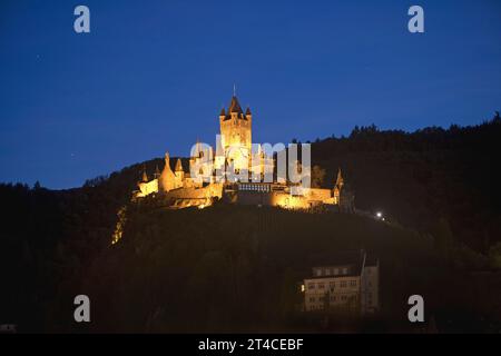 Beleuchtete Kaiserburg Cochem am Abend, Deutschland, Rheinland-Pfalz, Cochem Stockfoto