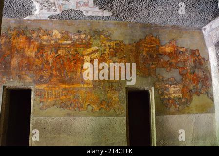 Höhle Nr. 1. Mahjanaka Jataka: König Mahakanaka, der jetzt von all den Ablenkungen des Palastes abgelenkt ist, setzt seine Entschlossenheit fort. Ajanta-Höhlen, Aurangab Stockfoto