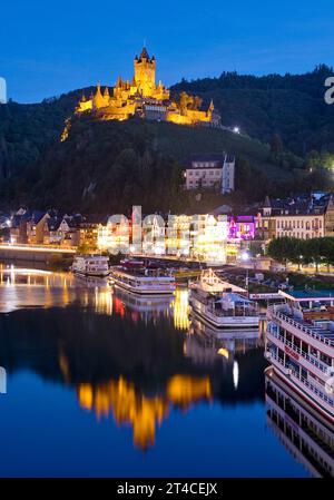 Blick auf Cochem auf der Mosel und Reichsburg am Abend, Deutschland, Rheinland-Pfalz, Cochem Stockfoto