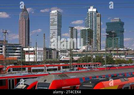 Bahnverkehr vor der Frankfurter Skyline, Deutschland, Hessen, Frankfurt am Main Stockfoto