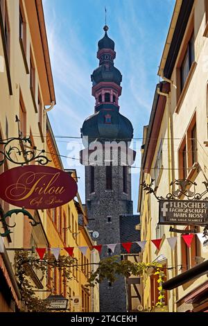 Kirchturm der Pfarrkirche St. Martin in einer engen Gasse in der Altstadt, Deutschland, Rheinland-Pfalz, Cochem Stockfoto