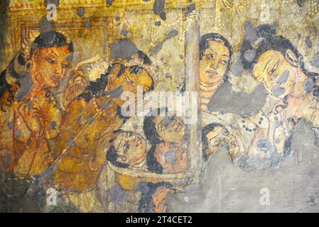 Höhle Nr. 1. Mahajanaka Jataka, die Köpfe von vier jungen Männern werden auf einer Platte vor einem Asketen gebracht, der in einem Palastpavillon sitzt, Rosenkranz in der Hand. Stockfoto