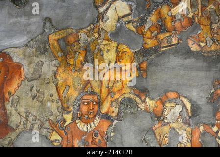 Höhle Nr. 1. Beschädigte und nicht identifizierte Szene, präsentiert sie einen anderen Malstil und die hier dargestellten Personen. Ajanta-Höhlen, Aurangabad, Maharas Stockfoto