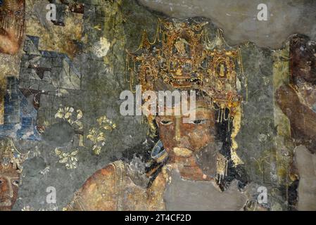 Höhle Nr. 1. Vajrapani-Porträt, das die glorreiche Verarbeitung der Juwelenkrone zeigt. Ajanta Caves, Aurangabad, Maharashtra, Indien Stockfoto