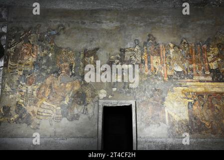 Höhle Nr. 1. Rechte Wand der Vorkammer zeigt Boddhisattva Vajrapani und die Geschichte von Champeya Jataka. Ajanta Caves, Aurangabad, Maharashtra, Indien Stockfoto