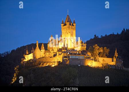 Beleuchtete Kaiserburg Cochem am Abend, Deutschland, Rheinland-Pfalz, Cochem Stockfoto