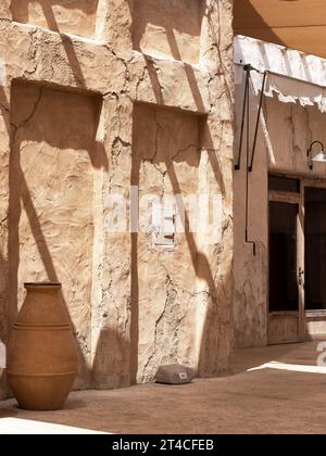 Die Altstadt von Dubai, der Souk, mit alten Mauern und Töpfen Stockfoto