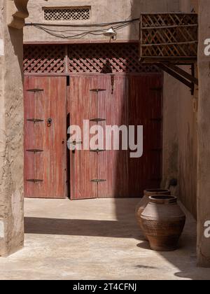 Dubai Old Town, The Souk, mit alten Holztüren und einem Tontopf Stockfoto