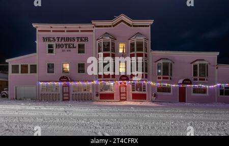 Dawson City, Yukon, Kanada – Oktober 06: Außenansicht des Westminster Hotels mit einer verschneiten Nachtstraße Stockfoto