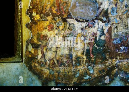 Höhle Nr. 17. Simkala Jataka: Nur wenige von Simhalas Loten überqueren das Wasser mit ihren Pferden in kleinen Booten. Ajanta Höhlen, Aurangabad, Maharashtra Stockfoto