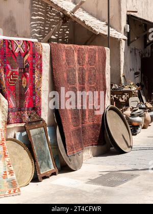 Dubai Old Town, The Souk, ein Geschäft mit Kuriositäten und Antiquitäten Stockfoto