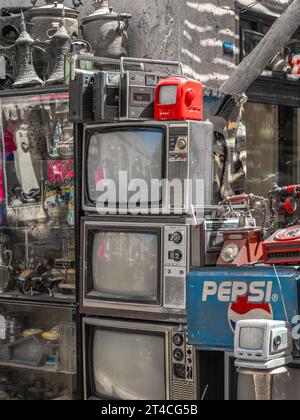 Dubai Old Town, The Souk, ein Geschäft mit Kuriositäten und Antiquitäten Stockfoto