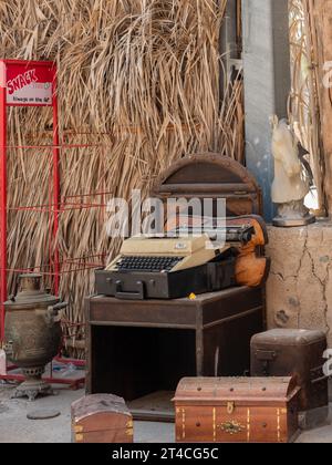 Dubai Old Town, The Souk, ein Geschäft mit Kuriositäten und Antiquitäten Stockfoto