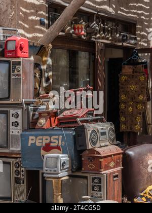 Dubai Old Town, The Souk, ein Geschäft mit Kuriositäten und Antiquitäten Stockfoto