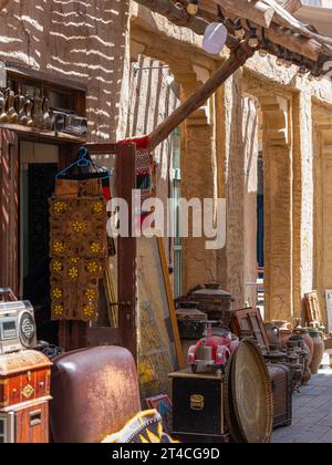 Dubai Old Town, The Souk, ein Geschäft mit Kuriositäten und Antiquitäten Stockfoto