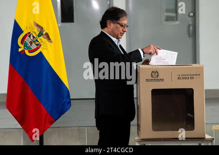 Präsident Gustavo Petro gibt seine Stimme bei den kolumbianischen Regionalwahlen am 29. Oktober 2023 in Bogota ab. Stockfoto