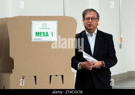 Präsident Gustavo Petro gibt seine Stimme bei den kolumbianischen Regionalwahlen am 29. Oktober 2023 in Bogota ab. Stockfoto