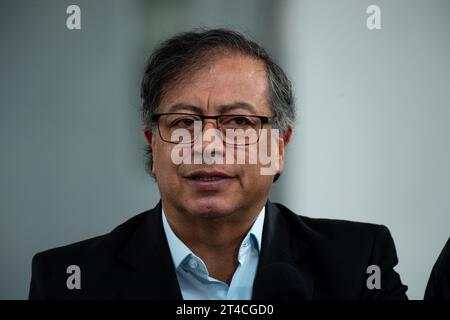 Der kolumbianische Präsident Gustavo Petro spricht bei den kolumbianischen Regionalwahlen in Bogota am 29. Oktober 2023 vor den Medien. Stockfoto