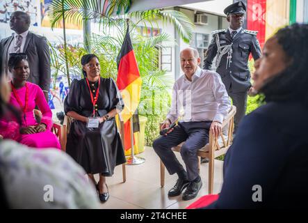 Lagos, Nigeria. 30. Oktober 2023. Bundeskanzler Olaf Scholz (SPD) besucht das Deutsch-Nigerianische Zentrum für Beschäftigung, Migration und Wiedereingliederung in der Wirtschaftsmetropole Lagos und spricht mit Kunden des Zentrums. Scholz ist auf seiner dritten großen Reise nach Afrika in den fast zwei Jahren seit seiner Vereidigung. Mit Nigeria besucht er jetzt das bevölkerungsreichste und wirtschaftlich stärkste Land des Kontinents. Quelle: Michael Kappeler/dpa/Alamy Live News Stockfoto