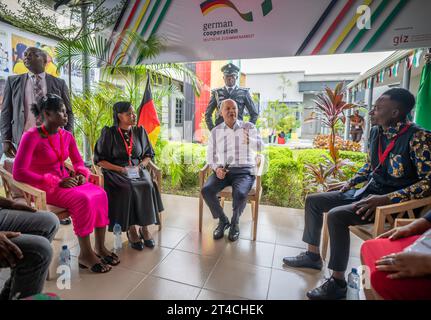 Lagos, Nigeria. 30. Oktober 2023. Bundeskanzler Olaf Scholz (SPD) besucht das Deutsch-Nigerianische Zentrum für Beschäftigung, Migration und Wiedereingliederung in der Wirtschaftsmetropole Lagos und spricht mit Kunden des Zentrums. Scholz ist auf seiner dritten großen Reise nach Afrika in den fast zwei Jahren seit seiner Vereidigung. Mit Nigeria besucht er jetzt das bevölkerungsreichste und wirtschaftlich stärkste Land des Kontinents. Quelle: Michael Kappeler/dpa/Alamy Live News Stockfoto