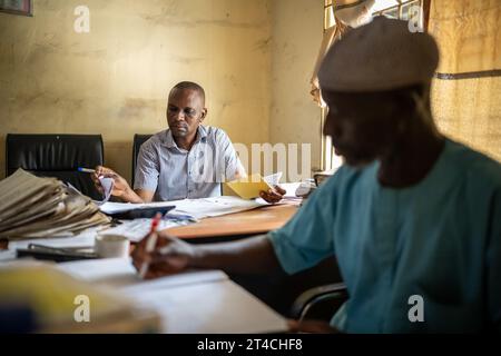 Lagos, Nigeria. 30. Oktober 2023. Mitarbeiter des Deutsch-Nigerianischen Zentrums für Beschäftigung, Migration und Reintegration in der Wirtschaftsmetropole Lagos stellen Förderanträge. Scholz ist auf seiner dritten großen Reise nach Afrika in den fast zwei Jahren seit seiner Vereidigung. Mit Nigeria besucht er jetzt das bevölkerungsreichste und wirtschaftlich mächtigste Land des Kontinents. Quelle: Michael Kappeler/dpa/Alamy Live News Stockfoto