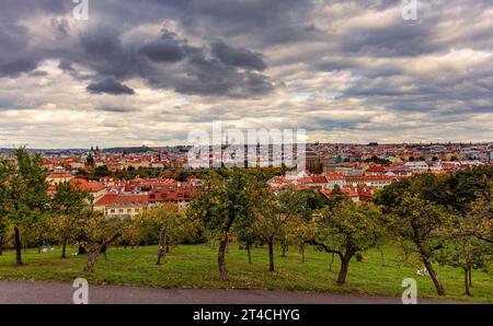 Blick von den Petrin-Gärten, auf dem Petrin-Hügel in der Nähe der Prager Burg in Prag, Tschechische Republik, 26. Oktober 2023. (CTK Photo/Filip Fojtik) Stockfoto