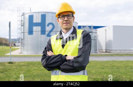 Porträt eines Ingenieurs in Helm und Brille. Stockfoto