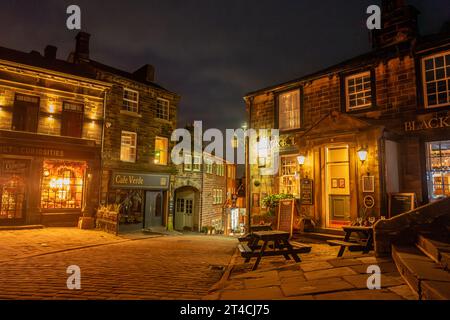 Haworth, 25. Oktober 2023: The High Street by Night Stockfoto