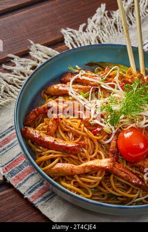 Nahaufnahme einer Schüssel Nudeln mit Huhn mit Kräutern Stockfoto