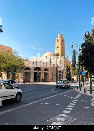 Jerusalem, Israel – 23. Oktober 2023: Die Außenansicht der YMCA International, einer YMCA-Niederlassung in Jerusalem, die Anfang des 20. Jahrhunderts gegründet wurde Stockfoto