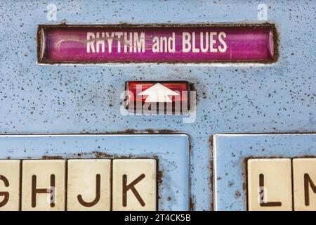 Nahaufnahme einer Vintage-Jukebox mit einem Textlabel Rhytm and Blues Stockfoto