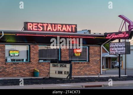 Loretta's Restaurant, einstöckiges Backsteingebäude mit leuchtenden Neonschildern, am frühen Morgen, an der Route 66, Tucumcari, Quay County, New Mexico, Usa. Stockfoto