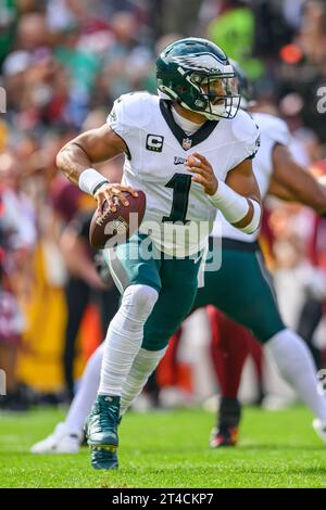 Landover, MD, USA. Oktober 2023. Philadelphia Eagles Quarterback Jalen Hurts (1) leitet den Ball während des Spiels zwischen den Philadelphia Eagles und den Washington Commanders in Landover, MD. Reggie Hildred/CSM (Bild: © Reggie Hildred/Cal Sport Media). Quelle: csm/Alamy Live News Stockfoto