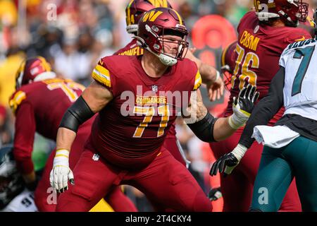 Landover, MD, USA. Oktober 2023. Der Washington Commanders Guard Andrew Wylie (71) passiert Blöcke während des NFL-Spiels zwischen den Philadelphia Eagles und den Washington Commanders in Landover, MD. Reggie Hildred/CSM/Alamy Live News Stockfoto