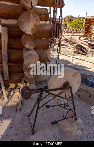 Ein Laufrad vor der Schmiede an der Bluff Fort Historic Site in Bluff, Utah. Stockfoto