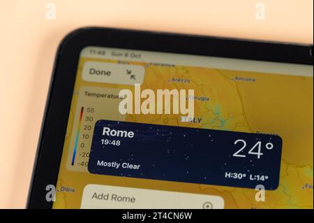 New York, USA – 8. Oktober 2023: Überprüfung der Temperatur außerhalb von Rom mit der Online-App ipad Tablet-Bildschirm Nahansicht Stockfoto